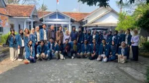 Mahasiswa KKN Tim IDBU 1 UNDIP Diserahkan di Kelurahan Kadilangu: Wujudkan SDGs 3 Melalui Pemberdayaan UMKM dan Lingkungan Bersih di Kawasan Wisata Religi Makam Sunan Kalijaga