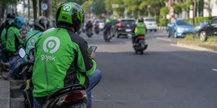 Fleksibilitas dalam Penentuan Tenaga Kerja dan Rapuhnya Kepastian Kerja 1000413601