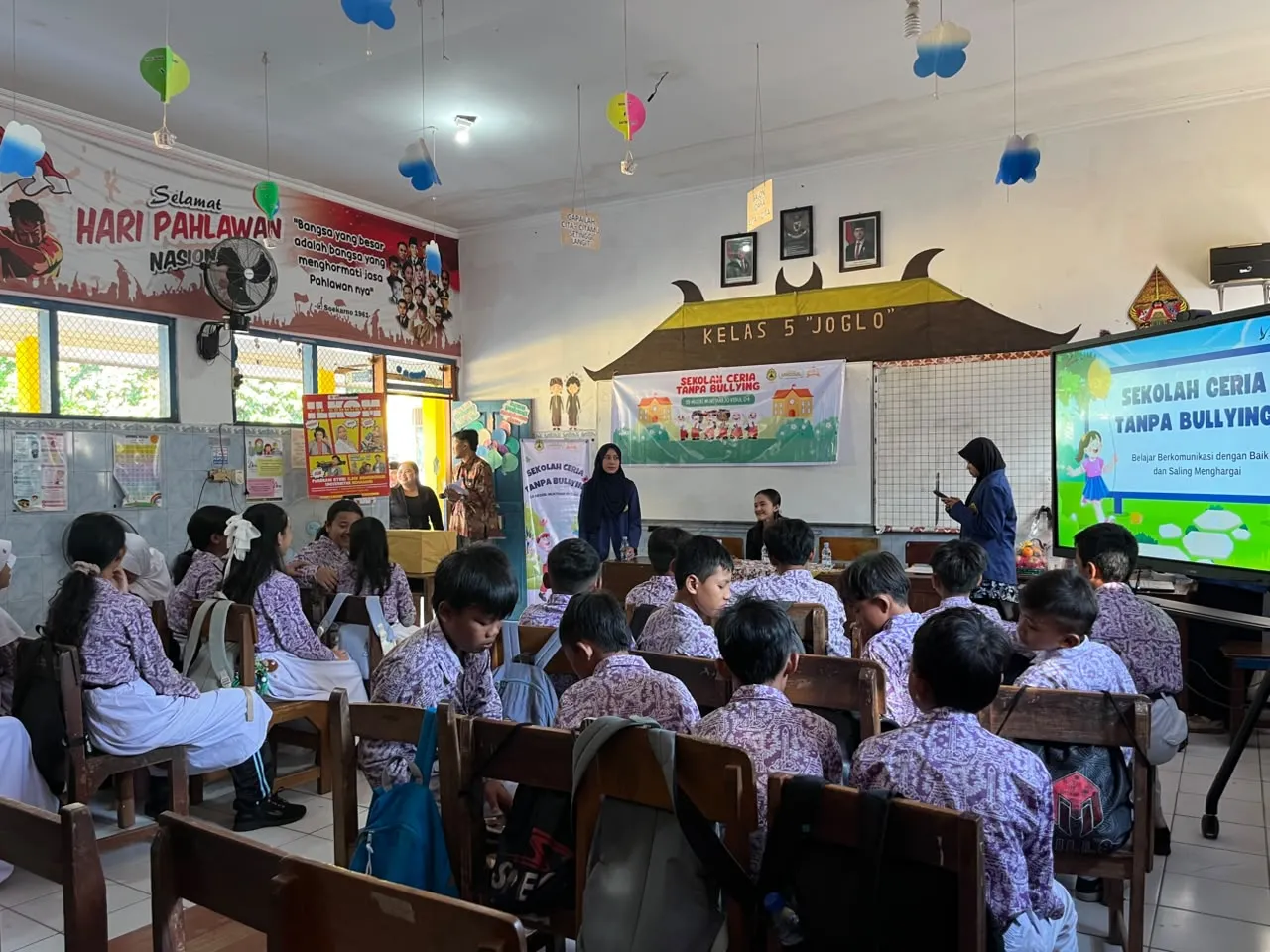 Sahabat Selamanya! Mahasiswa Ilkom USM Kampanyekan “Sekolah Ceria Tanpa Bullying” di SDN Muktiharjo Kidul 04 Sahabat Selamanya! Mahasiswa Ilkom USM Kampanyekan “Sekolah Ceria Tanpa Bullying” di SDN Muktiharjo Kidul 04