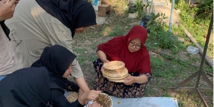 Inovatif! Mahasiswa KKN-T UNDIP Ciptakan Dehydrator Canggih untuk Pengawetan Kerajinan Eceng Gondok Inovatif! Mahasiswa KKN-T UNDIP Ciptakan Dehydrator Canggih untuk Pengawetan Kerajinan Eceng Gondok