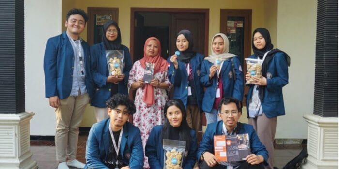 Kuatkan Ekonomi Masyarakat, Mahasiswa KKN UNDIP Beri Dukungan UMKM Basreng dan Rengginang melalui Sertifikasi Halal Kuatkan Ekonomi Masyarakat, Mahasiswa KKN UNDIP Beri Dukungan UMKM Basreng dan Rengginang melalui Sertifikasi Halal