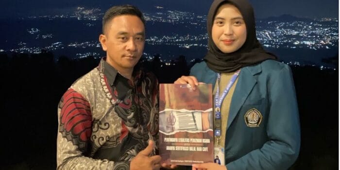Majukan Ekonomi Cafe Sitaring, Mahasiswa KKN-T UNDIP Hadirkan Modul Mengenai Pentingnya Legalitas Perizinan Usaha serta Adanya Sertifikasi Halal Majukan Ekonomi Cafe Sitaring, Mahasiswa KKN-T UNDIP Hadirkan Modul Mengenai Pentingnya Legalitas Perizinan Usaha serta Adanya Sertifikasi Halal