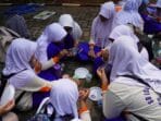 Mahasiswa KKN-T UNDIP Adakan Edukasi Pengolahan Sampah Anorganik melalui Pembuatan Pot Tanaman dari Botol Plastik di TPST UNDIP