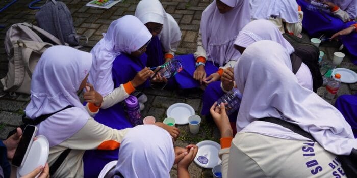 Mahasiswa KKN-T UNDIP Adakan Edukasi Pengolahan Sampah Anorganik melalui Pembuatan Pot Tanaman dari Botol Plastik di TPST UNDIP