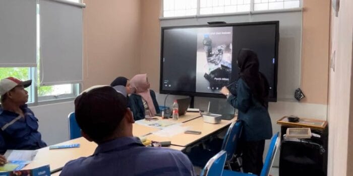 Hadirkan Inovasi Hijau, Mahasiswi KKN Tematik UNDIP Kembangkan Plastik Daur Ulang untuk Produk Konstruksi Ramah Lingkungan Hadirkan Inovasi Hijau, Mahasiswi KKN Tematik UNDIP Kembangkan Plastik Daur Ulang untuk Produk Konstruksi Ramah Lingkungan