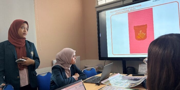 Mahasiswa KKN-T UNDIP Lakukan Edukasi Kesadaran Lewat Poster dan Video di TPST Universitas Diponegoro Mahasiswa KKN-T UNDIP Lakukan Edukasi Kesadaran Lewat Poster dan Video di TPST Universitas Diponegoro