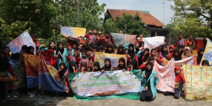 Mahasiswa KKN UNS Adakan Kegiatan Pelestarian Budaya untuk Siswa SD Melalui Edukasi Kesenian Celup Ikat Mahasiswa KKN UNS Adakan Kegiatan Pelestarian Budaya untuk Siswa SD Melalui Edukasi Kesenian Celup Ikat