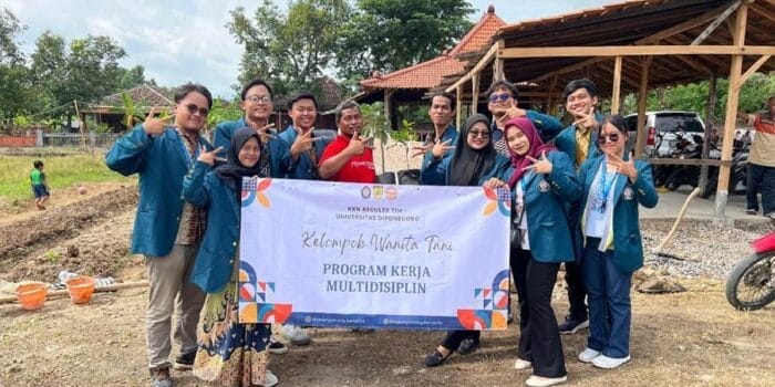 Mahasiswa KKN Universitas Diponegoro Kembangkan Alat Penyemprot Pupuk Untuk Petani di Desa Kedungwinong Mahasiswa KKN Universitas Diponegoro Kembangkan Alat Penyemprot Pupuk Untuk Petani di Desa Kedungwinong