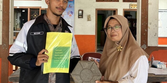 Inovatif! Menganalisis Dampak Kesehatan, Mahasiswa KKN UNDIP Lakukan Pembuatan Eco Paving Block dari Limbah Plastik Inovatif! Menganalisis Dampak Kesehatan, Mahasiswa KKN UNDIP Lakukan Pembuatan Eco Paving Block dari Limbah Plastik