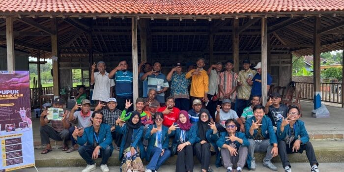 Mahasiswa KKN Undip Dorong Peningkatan Daya Jual Produk Pertanian melalui Sosialisasi Branding dan Pembuatan Pupuk Organik Cair di Desa Kedungwinong Dokum POC
