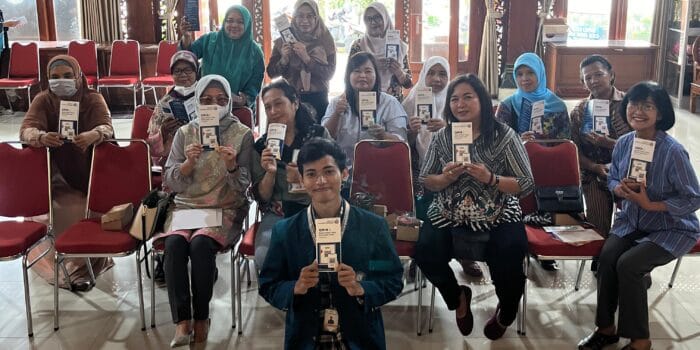 Langkah Kecil Menuju Digitalisasi, Mahasiswa KKN UNDIP Ajak Ibu-Ibu PKK Untuk Manfaatkan QRIS Sebagai Metode Transaksi Praktis IMG-20250209-WA0028