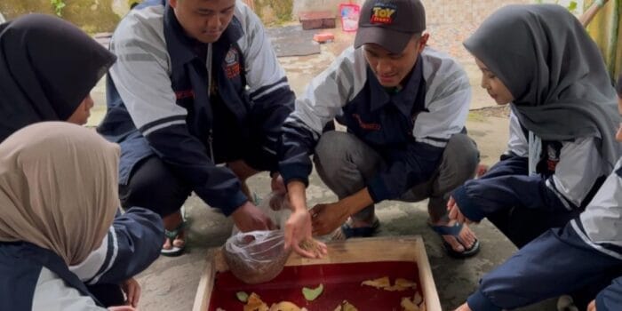 Green Chemistry! Bryant Andhika Mahasiswa KKN TIM 1 Undip 2025 bersama Rekan Kelompok Membuat Pengelolaan Sampah Berbasis Maggot untuk Meningkatkan Efisiensi TPS dan Mengurangi Dampak Lingkungan POTO YG DITARO PERTAMA
