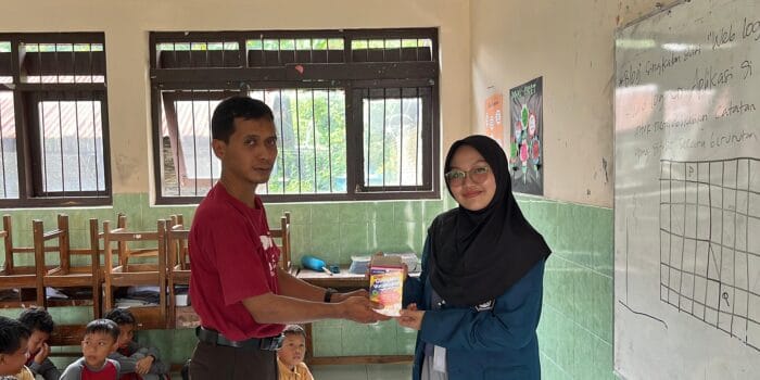 Flashcard sebagai Metode Kreatif: Mahasiswi Undip Bantu Guru Bahasa Inggris di SDN 02 Katekan WhatsApp Image 2025-02-04 at 12.40.34