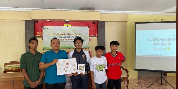 Mahasiswa KKN UNDIP Adakan Workshop Perawatan Bangunan Struktur Kayu pada Masyarakat Desa Panekan Penyerahan Booklet Perawatan Struktur Kayu