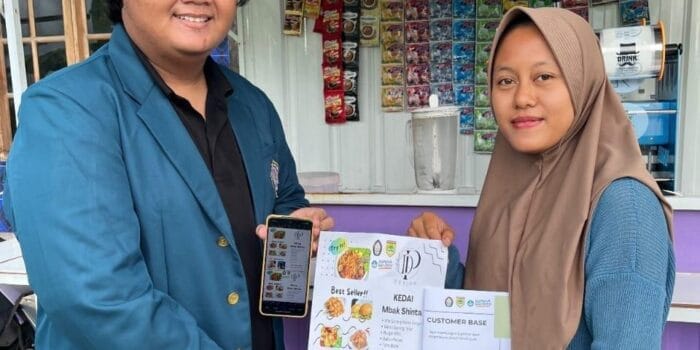 Mahasiswa Bantu Meningkatkan Penjualan UMKM dengan Katalog Produk di Desa Pojok