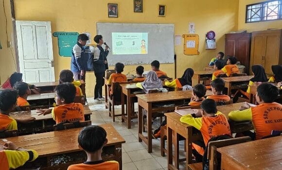 Generasi Melek Navigasi! Mahasiswa KKN UNDIP Latih Siswa SDN 01 Depok Membaca Peta dan GPS C:\Users\Kania MT\AppData\Local\Packages\5319275A.WhatsAppDesktop_cv1g1gvanyjgm\TempState\543EAFFBD4F380F5B1FD6C5DED609023\WhatsApp Image 2025-02-10 at 15.15.52_7686f954.jpg