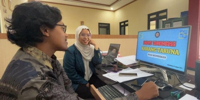 Mahasiswa KKN Undip Tingkatkan Keterampilan Operator Desa oleh dalam Mendesain Spanduk Acara di Desa Ngombakan Mahasiswa KKN Undip Tingkatkan Keterampilan Operator Desa oleh dalam Mendesain Spanduk Acara di Desa Ngombakan