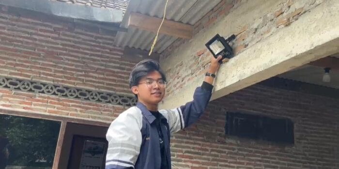 Mahasiswa KKN UNDIP Dampingi Warga Desa Gumul dalam Pemasangan Panel Surya Pemasangan Panel Surya DIrumah Warga