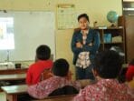 Sebuah gambar berisi pakaian, dalam ruangan, orang, dinding