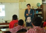 Sebuah gambar berisi pakaian, dalam ruangan, orang, dinding