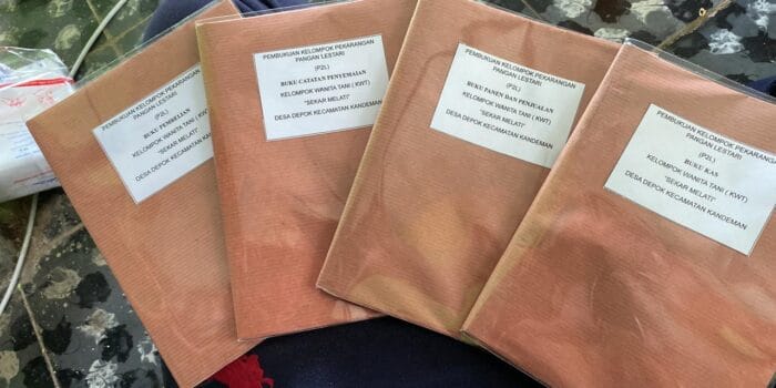 Tingkatkan Pengelolaan Usaha Tani, Mahasiswa KKN UNDIP Edukasi Pentingnya Pembukuan Administrasi untuk Kelompok Wanita Tani (KWT) 