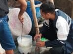 Mahasiswa KKN UNDIP Perkenalkan Alat Filtrasi Sederhana untuk Larutan Kaporit pada UMKM Sablon di Kelurahan Gandekan, Surakarta