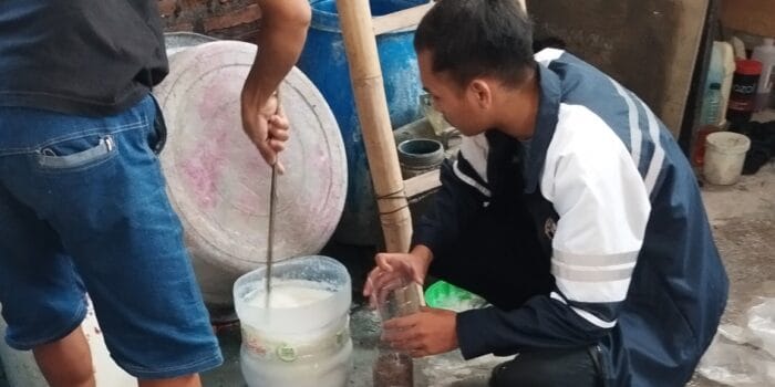 Mahasiswa KKN UNDIP Perkenalkan Alat Filtrasi Sederhana untuk Larutan Kaporit pada UMKM Sablon di Kelurahan Gandekan, Surakarta Mahasiswa KKN UNDIP Perkenalkan Alat Filtrasi Sederhana untuk Larutan Kaporit pada UMKM Sablon di Kelurahan Gandekan, Surakarta