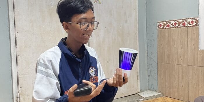 Hadirkan Solusi Cepat dan Praktis agar Hunian Bebas Nyamuk, Mahasiswa KKN UNDIP Gelar Edukasi Pembuatan Perangkap Nyamuk Berbasis Tegangan Tinggi dan Sinar UV Hadirkan Solusi Cepat dan Praktis agar Hunian Bebas Nyamuk, Mahasiswa KKN UNDIP Gelar Edukasi Pembuatan Perangkap Nyamuk Berbasis Tegangan Tinggi dan Sinar UV