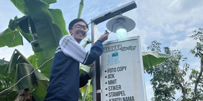 Nyaman dan Efisien untuk Penerangan Rumah, Mahasiswa KKN UNDIP Perkenalkan Solusi Modern Berupa Fitting Lampu Otomatis Nyaman dan Efisien untuk Penerangan Rumah, Mahasiswa KKN UNDIP Perkenalkan Solusi Modern Berupa Fitting Lampu Otomatis