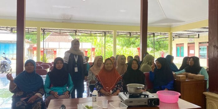Pemberdayaan Kampung Sehat, Mahasiswa KKN UNDIP Adakan Workshop Terkait Pemilihan Bahan Makanan yang Sesuai Standar pada Ibu PKK Desa Panekan Pemberdayaan Kampung Sehat, Mahasiswa KKN UNDIP Adakan Workshop Terkait Pemilihan Bahan Makanan yang Sesuai Standar pada Ibu PKK Desa Panekan