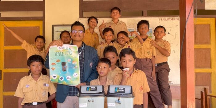 Perkenalkan Teknologi Tempat Sampah, Mahasiswa KKN UNDIP Lakukan Edukasi Kebersihan dan Teknologi di SDN 02 Jogoprayan Perkenalkan Teknologi Tempat Sampah, Mahasiswa KKN UNDIP Lakukan Edukasi Kebersihan dan Teknologi di SDN 02 Jogoprayan