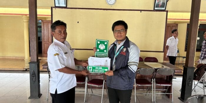 Mahasiswa KKN UNDIP Hadirkan Peta Jalur Evakuasi dan Pemasangan Penanda di Desa Godog, Sukoharjo Mahasiswa KKN UNDIP Hadirkan Peta Jalur Evakuasi dan Pemasangan Penanda di Desa Godog, Sukoharjo