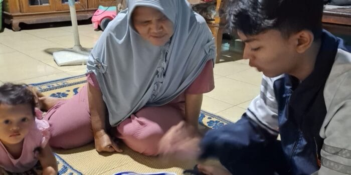 Mahasiswa KKN Undip Bantu UMKM Keripik Pisang Bu Poniyem Dapatkan Sertifikat NIB Mahasiswa KKN Undip Bantu UMKM Keripik Pisang Bu Poniyem Dapatkan Sertifikat NIB