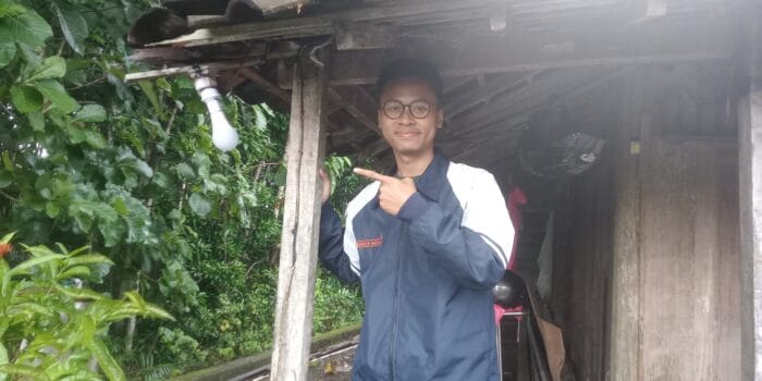 Mahasiswa KKN UNDIP Lakukan Pemasangan Fitting Lampu dengan Sensor Cahaya di Desa Jeruk Mahasiswa KKN UNDIP Lakukan Pemasangan Fitting Lampu dengan Sensor Cahaya di Desa Jeruk