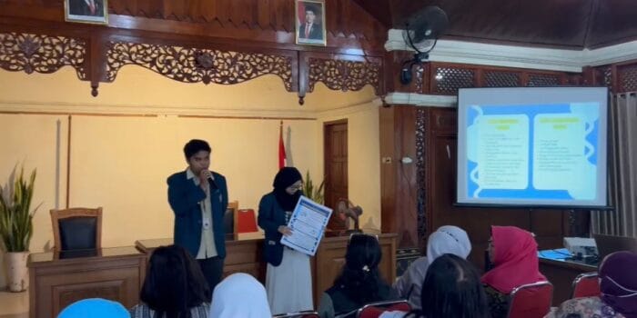 Mahasiswa KKN UNDIP Lakukan Edukasi dan Himbauan Bahaya Informasi Hoax di Kelurahan Kepatihan Wetan Mahasiswa KKN UNDIP Lakukan Edukasi dan Himbauan Bahaya Informasi Hoax di Kelurahan Kepatihan Wetan