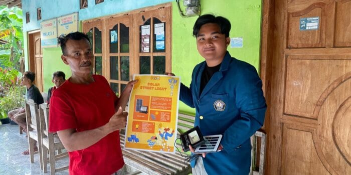 Mahasiswa KKN UNDIP Ciptakan Lampu Jalan Solar Cell Otomatis untuk Desa Gentan, Klaten Mahasiswa KKN UNDIP Ciptakan Lampu Jalan Solar Cell Otomatis untuk Desa Gentan, Klaten