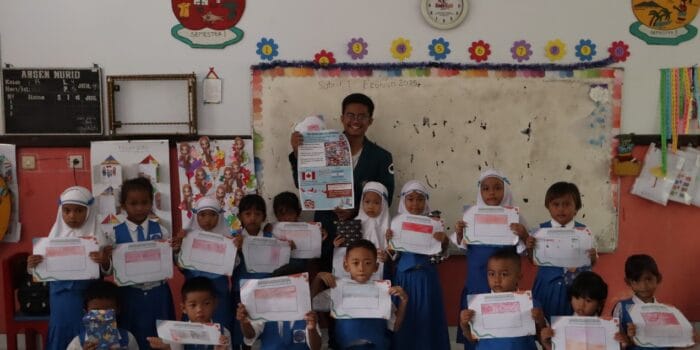Kenalkan dengan Dunia Internasional, Mahasiswa KKN UNDIP Ajak Anak TK Pertiwi Desa Gentan Mengenal Bendera Dunia Kenalkan dengan Dunia Internasional, Mahasiswa KKN UNDIP Ajak Anak TK Pertiwi Desa Gentan Mengenal Bendera Dunia