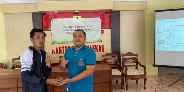 Wujudkan Kampung Sehat, Mahasiswa KKN UNDIP Latih Warga Desa Panekan terkait Penghematan Listrik dengan Memanfaatkan Timer Wujudkan Kampung Sehat, Mahasiswa KKN UNDIP Latih Warga Desa Panekan terkait Penghematan Listrik dengan Memanfaatkan Timer