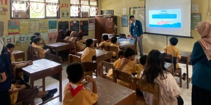 Mengenalkan Dunia Kemaritiman: Mahasiswa KKN UNDIP Edukasi Siswa SDN 1 Jangglengan Mengenalkan Dunia Kemaritiman: Mahasiswa KKN UNDIP Edukasi Siswa SDN 1 Jangglengan