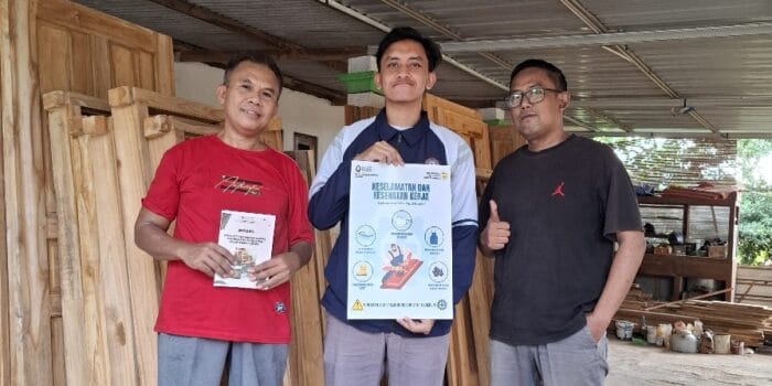 Tingkatkan Kesadaran K3, Mahasiswa KKN UNDIP Lakukan Edukasi kepada Pengrajin Mebel di Desa Jangglengan