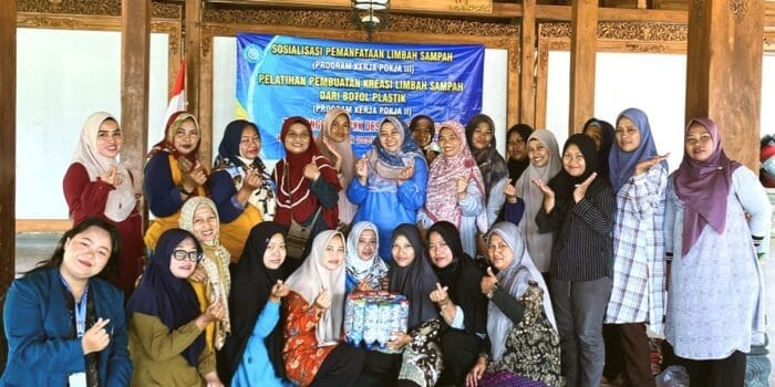 Mahasiswa KKN UNDIP Adakan Pelatihan Pemanfaatan Limbah Plastik melalui Ecobrick Mahasiswa KKN UNDIP Adakan Pelatihan Pemanfaatan Limbah Plastik melalui Ecobrick