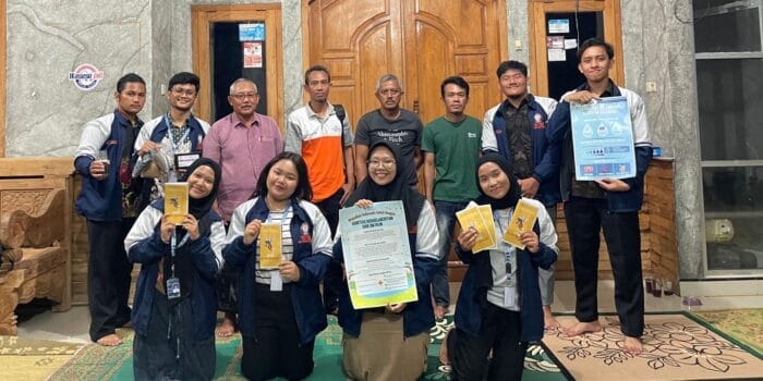Edukasi Pencegahan DBD dan Filtrasi Air Bersih oleh Mahasiswa KKN UNDIP sebagai Upaya dalam Pencegahan DBD di Dusun Jangglengan Edukasi Pencegahan DBD dan Filtrasi Air Bersih oleh Mahasiswa KKN UNDIP sebagai Upaya dalam Pencegahan DBD di Dusun Jangglengan