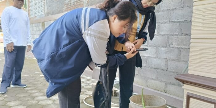 Mahasiswa KKN UNDIP Bantu Tanamkan Kesadaran Lingkungan, Berikan Tempat Sampah ke SD Jangglengan Mahasiswa KKN UNDIP Bantu Tanamkan Kesadaran Lingkungan, Berikan Tempat Sampah ke SD Jangglengan