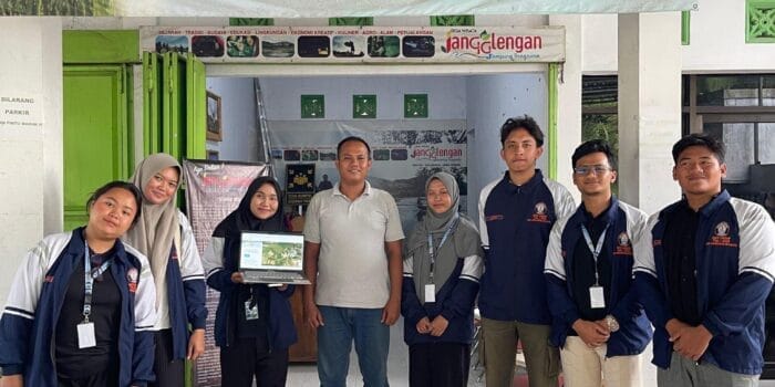 Mahasiswa KKN UNDIP Desa Jangglengan Mengembangkan Website Desa Wisata Jangglengan sebagai Sarana Informasi Digital Berbasis StoryMap ArcGIS Mahasiswa KKN UNDIP Desa Jangglengan Mengembangkan Website Desa Wisata Jangglengan sebagai Sarana Informasi Digital Berbasis StoryMap ArcGIS