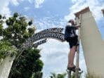Bantu Penerangan dan sebagai Media Pembelajaran, Mahasiswa KKN UNDIP Lakukan Pemasangan Lampu Bertenaga Surya Sederhana