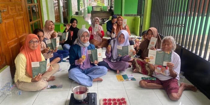 Optimalkan Limbah Rumah Tangga, Mahasiswa KKN UNDIP Kenalkan Pengolahan Minyak Jelantah Menjadi Lilin Aromaterapi Optimalkan Limbah Rumah Tangga, Mahasiswa KKN UNDIP Kenalkan Pengolahan Minyak Jelantah Menjadi Lilin Aromaterapi