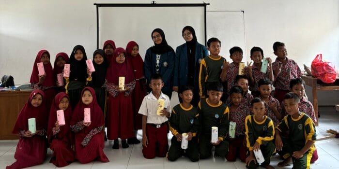 Edukasi Kreatif! Mahasiswa KKN UNDIP Gelar Mini Workshop Pembuatan Celengan dari Bahan Bekas untuk Anak SD Edukasi Kreatif! Mahasiswa KKN UNDIP Gelar Mini Workshop Pembuatan Celengan dari Bahan Bekas untuk Anak SD