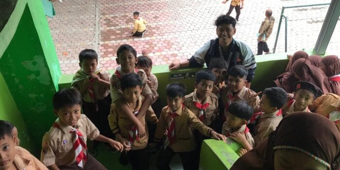 Pendampingan Pemasangan Tanda Jalur Evakuasi pada Bangunan Sekolah di Desa Hadiluwih: Mahasiswa KKN Teknik Geodesi Berperan dalam Mitigasi Bencana Pendampingan Pemasangan Tanda Jalur Evakuasi pada Bangunan Sekolah di Desa Hadiluwih: Mahasiswa KKN Teknik Geodesi Berperan dalam Mitigasi Bencana