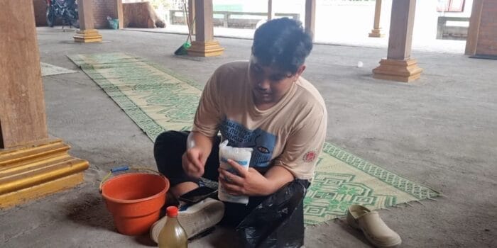 Mahasiswa KKN UNDIP Membersamai Masyarakat dalam Pembuatan dan Pemberian Multivitamin dan Mineral Blok untuk Ternak Desa Hadiluwih Mahasiswa KKN UNDIP Membersamai Masyarakat dalam Pembuatan dan Pemberian Multivitamin dan Mineral Blok untuk Ternak Desa Hadiluwih