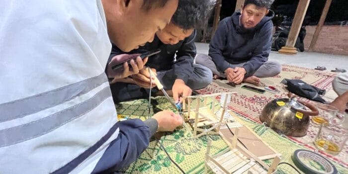 Mahasiswa KKN UNDIP Dampingi Pembuatan Modul Otomatis Berbasis Sensor Cahaya pada Lampu Penerangan Jalan Umum di Desa Hadiluwih Mahasiswa KKN UNDIP Dampingi Pembuatan Modul Otomatis Berbasis Sensor Cahaya pada Lampu Penerangan Jalan Umum di Desa Hadiluwih